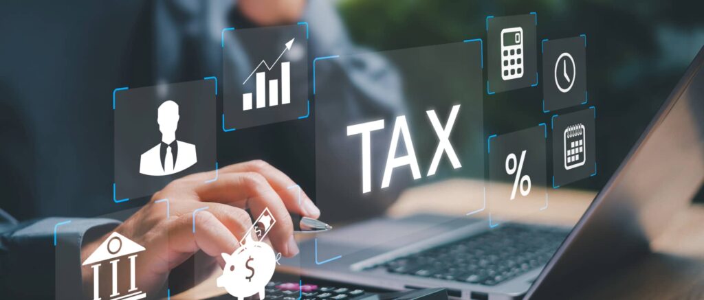 Hombre sacando la tabla de retencion en la fuente e impuestos